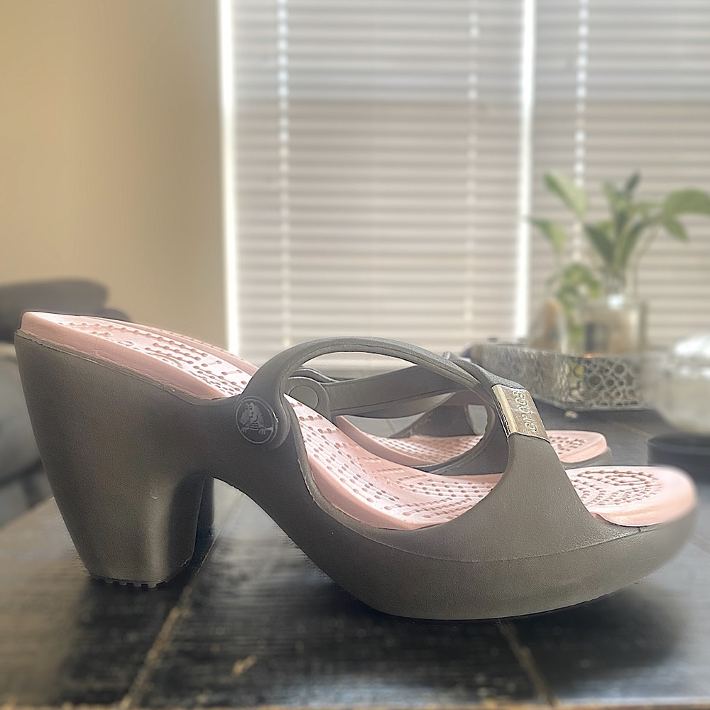 Crocs Cyprus Sandal - Size 8 - Heeled Sandal - Olive Green - Like New